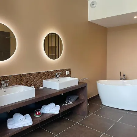 & Restaurant - Le Manoir Des Cedres - Piscine Chauffee Et Climatisation 3*