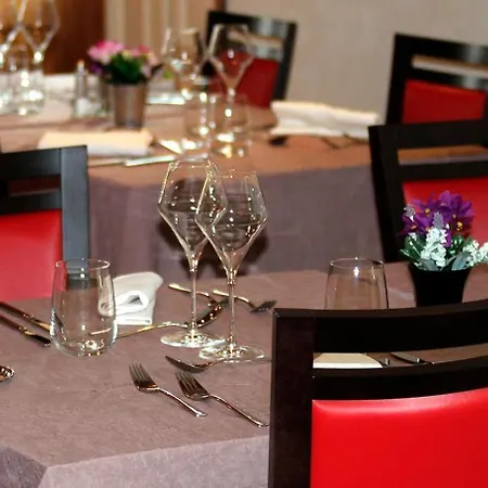 & Restaurant - Le Manoir Des Cedres - Piscine Exterieure Et Climatisation