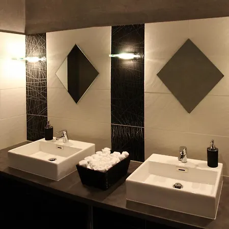 & Restaurant - Le Manoir Des Cedres - Piscine Exterieure Et Climatisation מלון