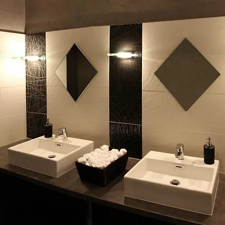 Hotell & Restaurant - Le Manoir Des Cedres - Piscine Chauffee Et Climatisation