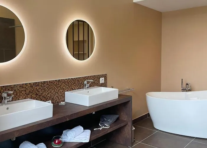 & Restaurant - Le Manoir Des Cedres - Piscine Exterieure Et Climatisation 3*